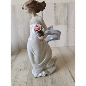 Lladro 8242 reverie moment Utopia 2005 girl pot flower basket lady dress figurin